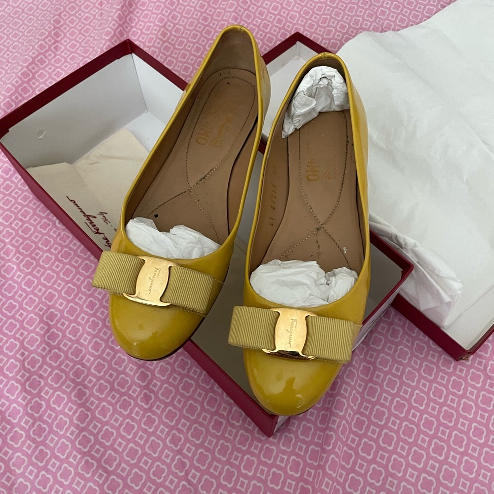 [Ferragamo] Varina Yellow Patent Leather Flats with Bow